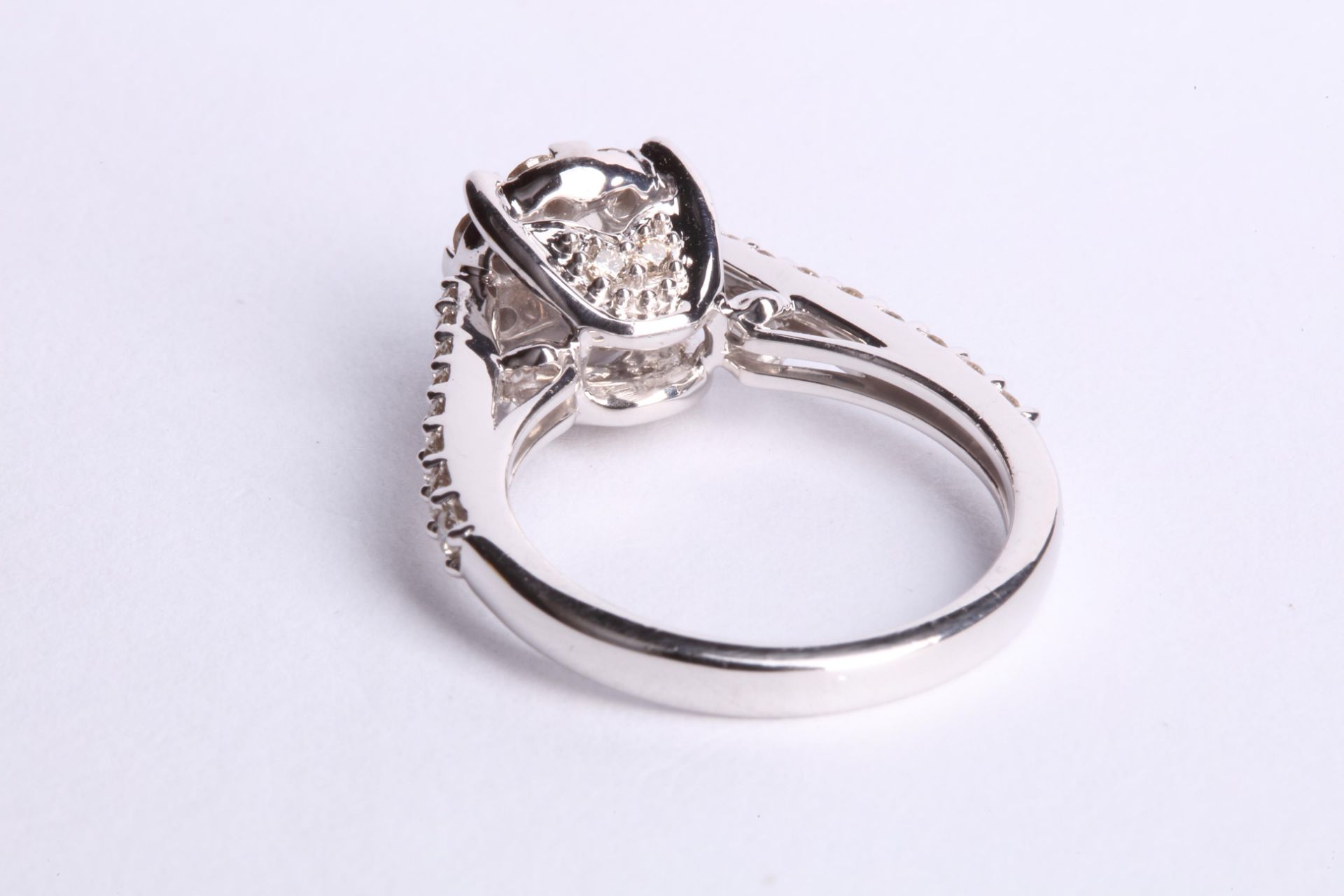 + VAT Ladies 9ct White Gold 1ct Diamond Cluster Ring With Central Diamonds and Diamonds On The - Image 2 of 3