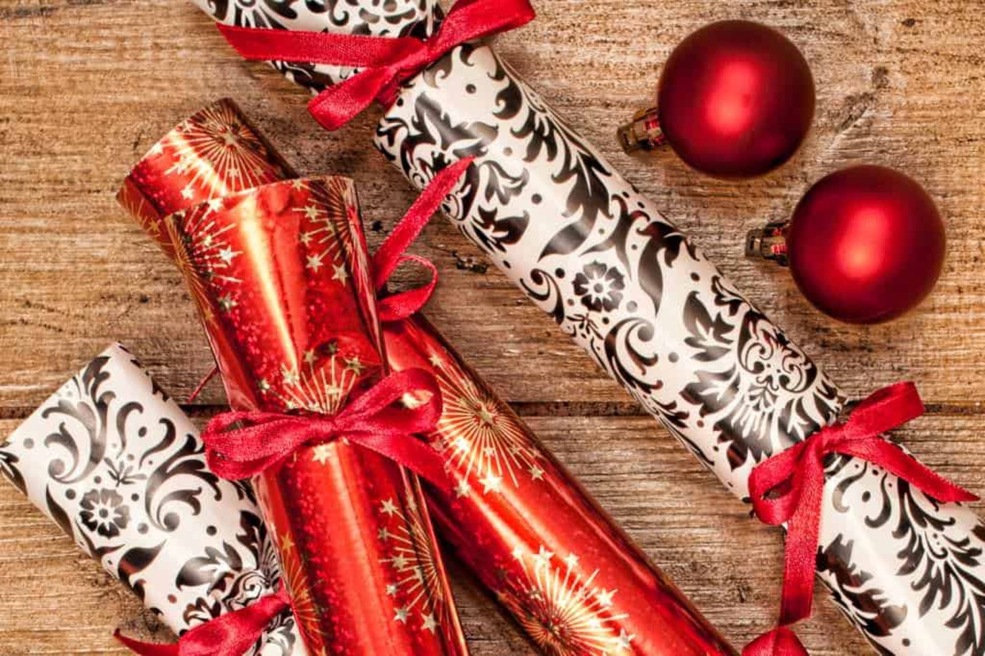+ VAT Brand New Box of 12 Deluxe Christmas Crackers - White Holly Design