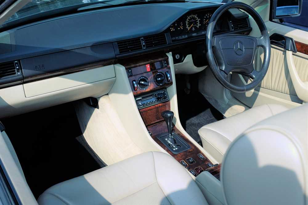 1995 Mercedes-Benz E220 Cabriolet - Image 8 of 21