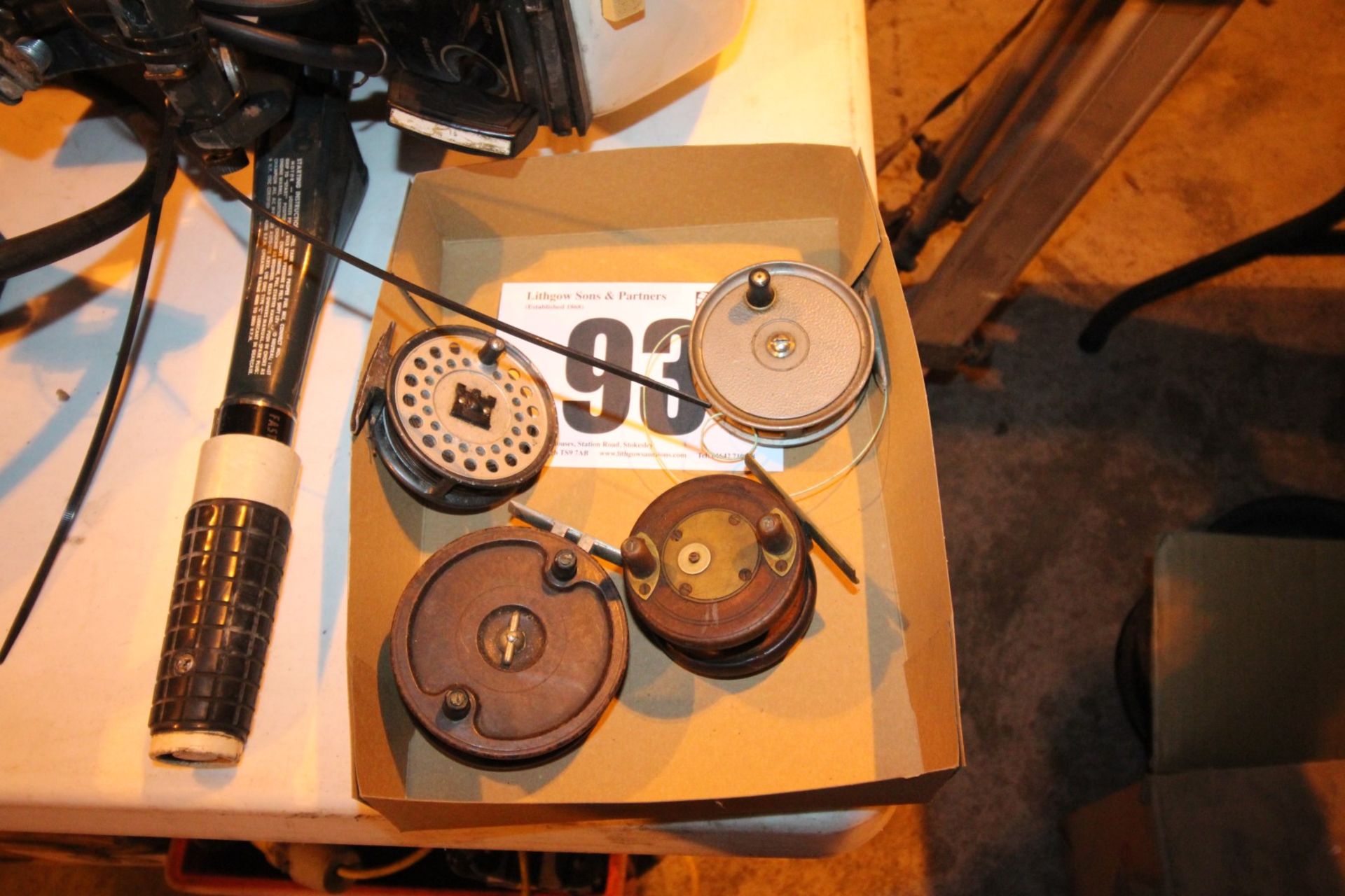 4 VARIOUS FISHING REELS INC. HARDY VISCOUNT 130 FLY REEL, CONDEX FLY REEL AND 2 SMALL WOODEN AND