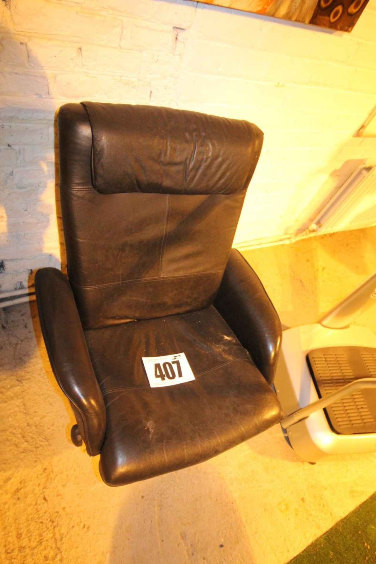 BLACK LEATHER RECLINER CHAIR