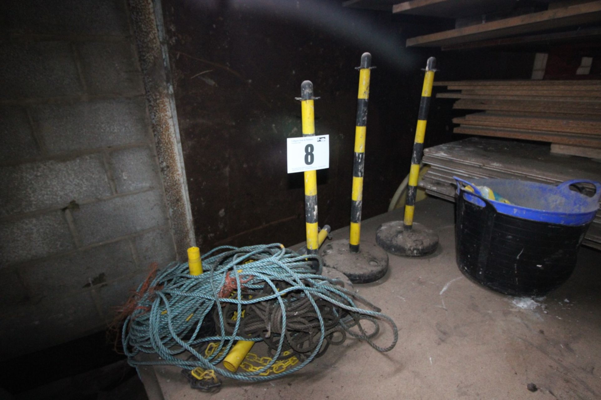 4x YELLOW AND BLACK PORTABLE POSTS, AND QUANTITY OF ROPE AND YELLOW AND BLACK PLASTIC CHAIN BARRIER