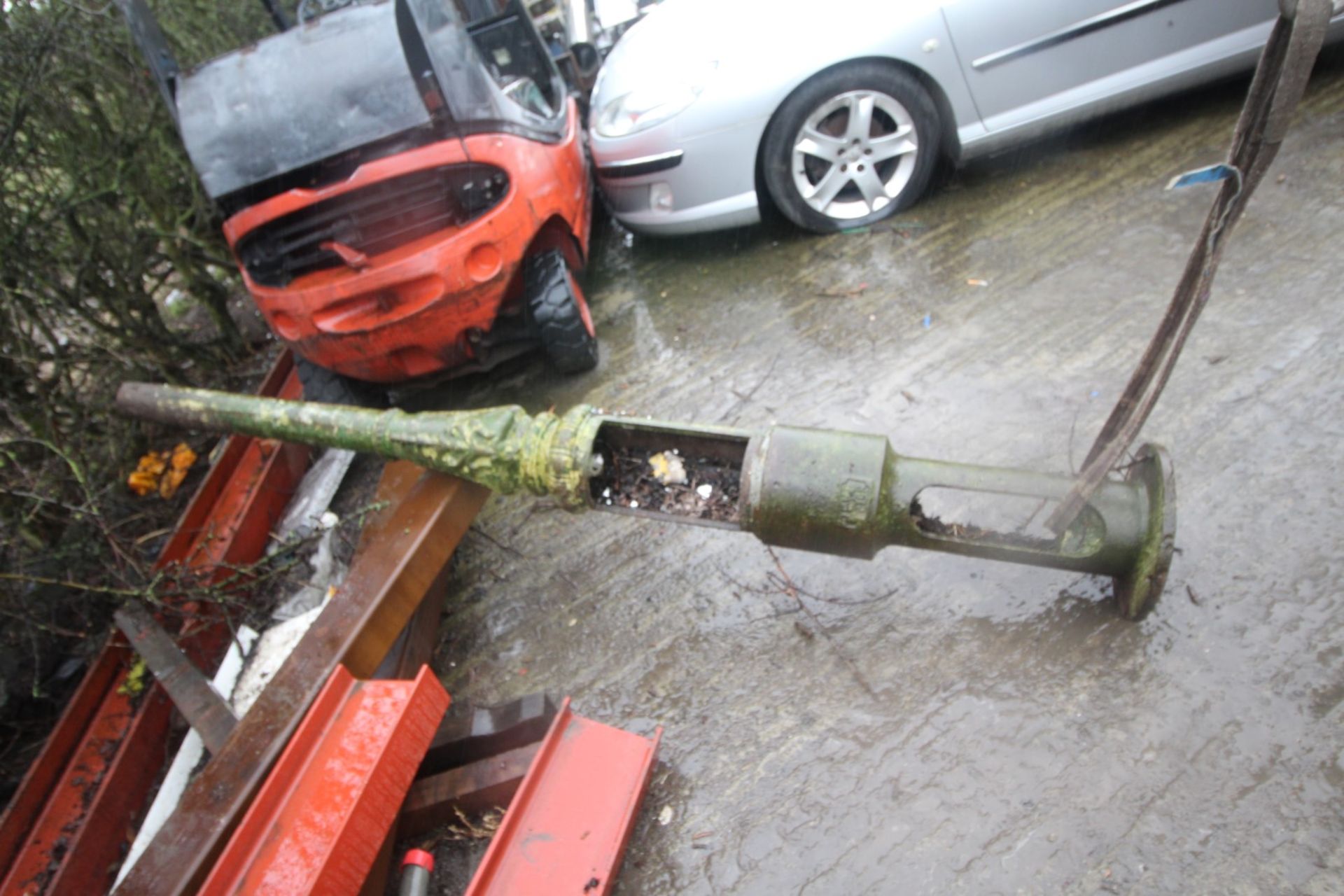 3 VICTORIAN STYLE EXTERIOR STREET LAMP TOPS & 2 VICTORIAN CAST IRON POSTS. FORKLIFT CHARGE £5.00 - Image 4 of 4