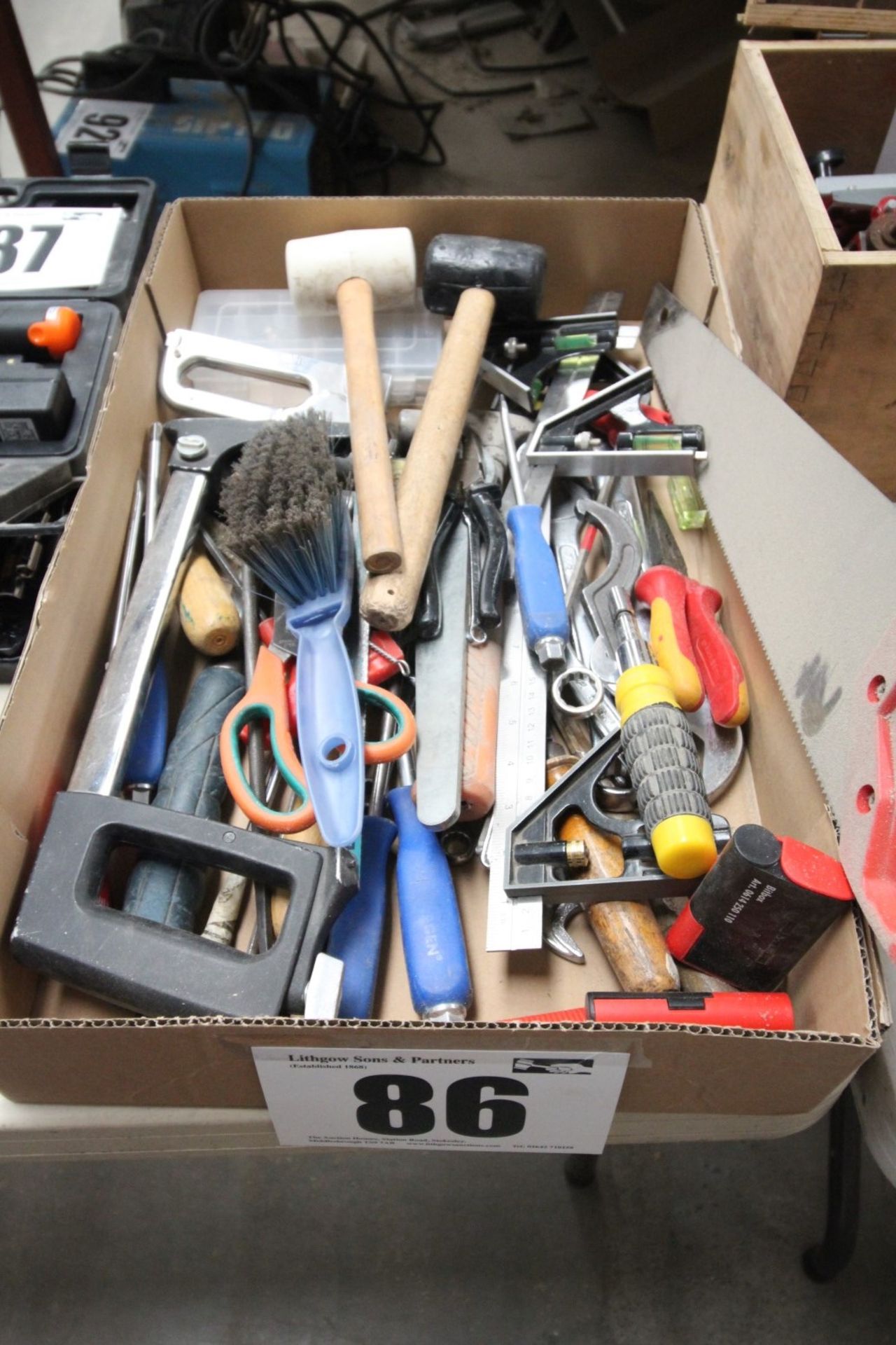 BOX & CONTENTS OF VARIOUS HAND TOOLS, METAL STRAIGHT EDGE RULERS, HACKSAWS, CLAW HAMMERS, RUBBER