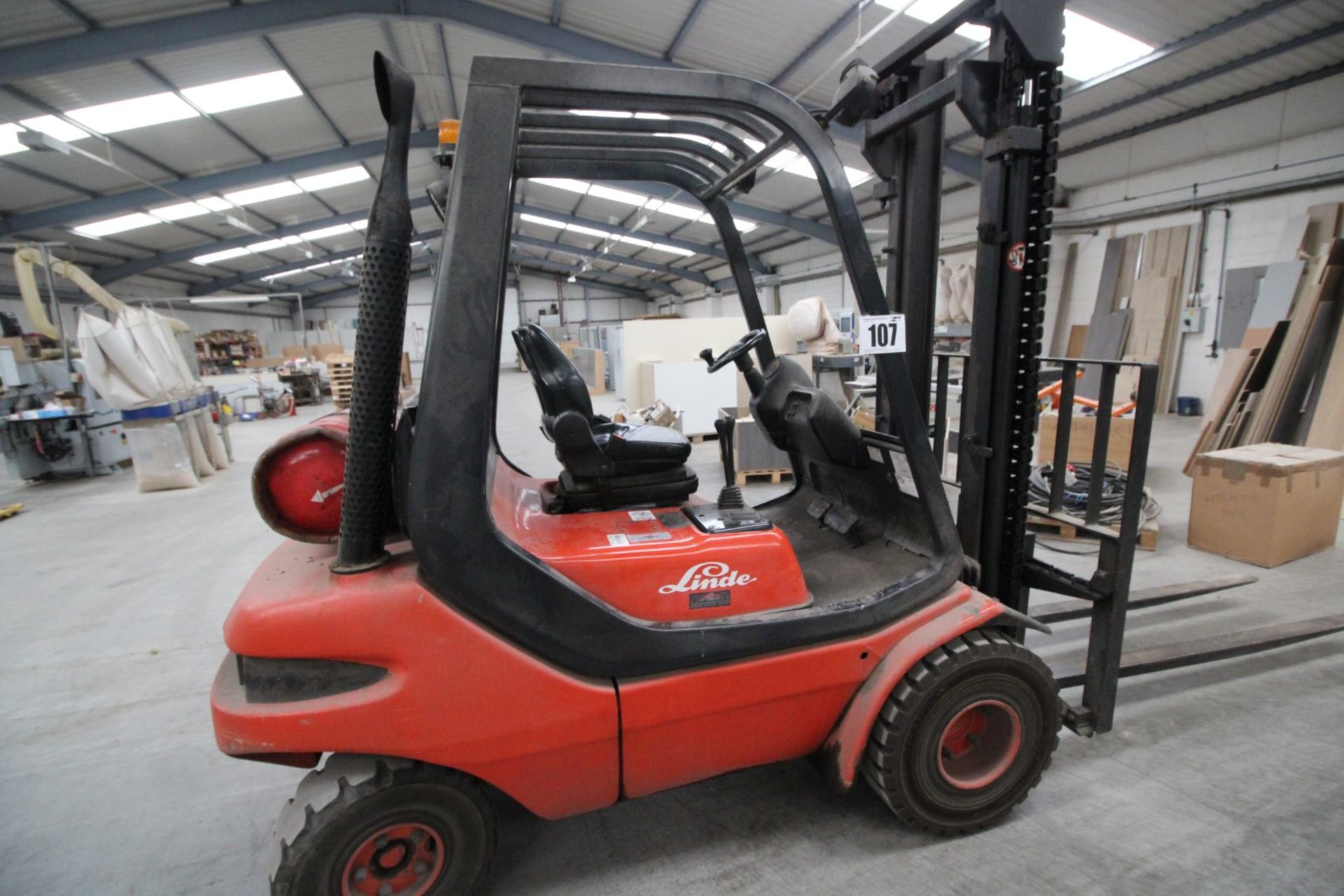 LINDE H30 GAS FIRED 3-TONNE CAPACITY FORKLIFT, 1664 RECORDED HOURS ON CLOCK, SERIAL NO. - Image 3 of 6