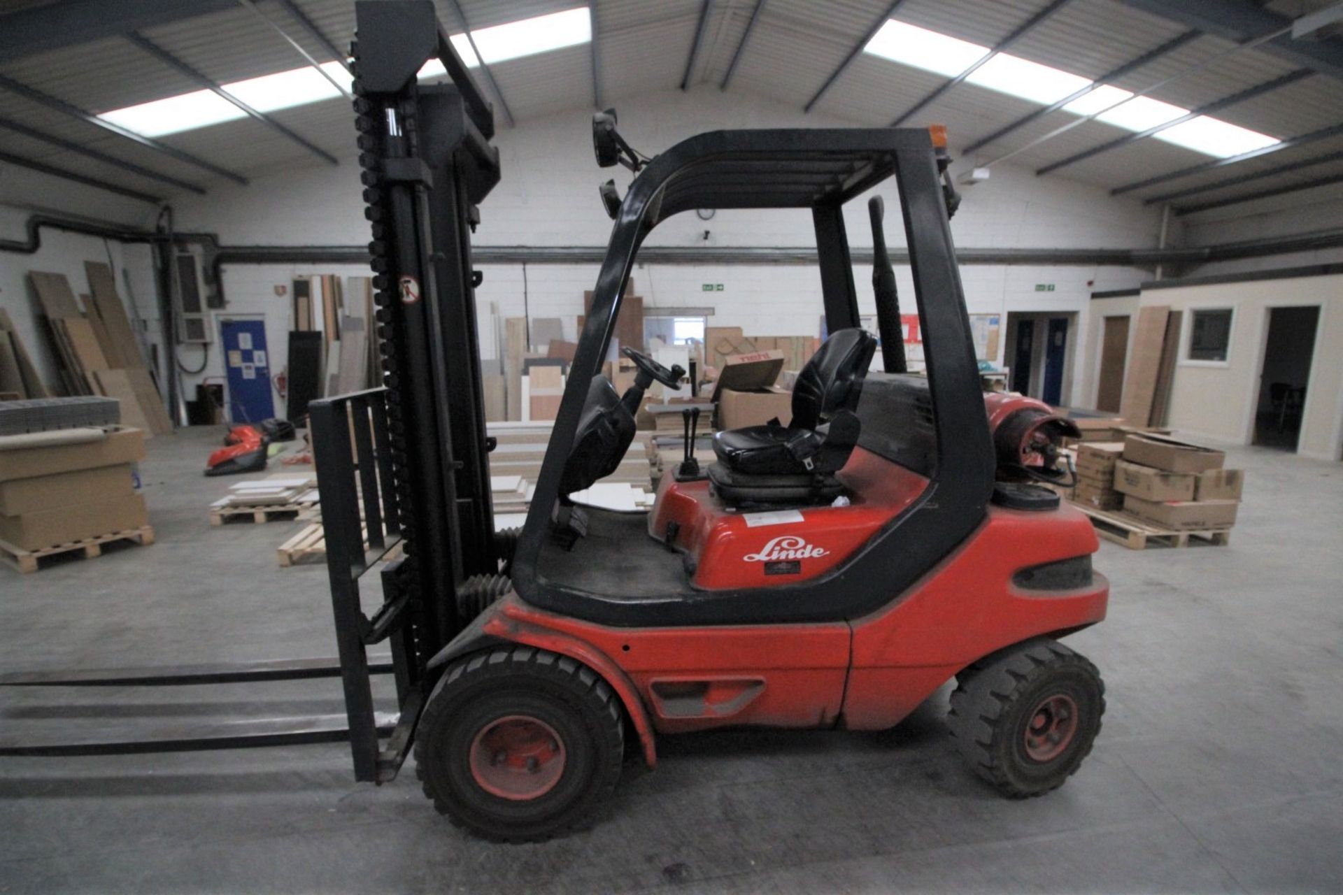 LINDE H30 GAS FIRED 3-TONNE CAPACITY FORKLIFT, 1664 RECORDED HOURS ON CLOCK, SERIAL NO.