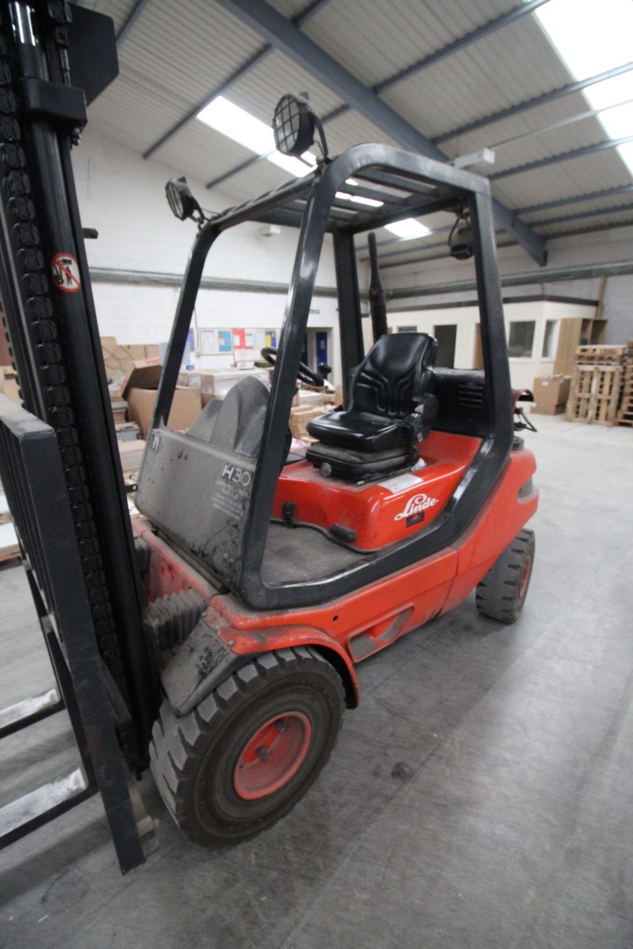 LINDE H30 GAS FIRED 3-TONNE CAPACITY FORKLIFT, 1664 RECORDED HOURS ON CLOCK, SERIAL NO. - Image 5 of 6