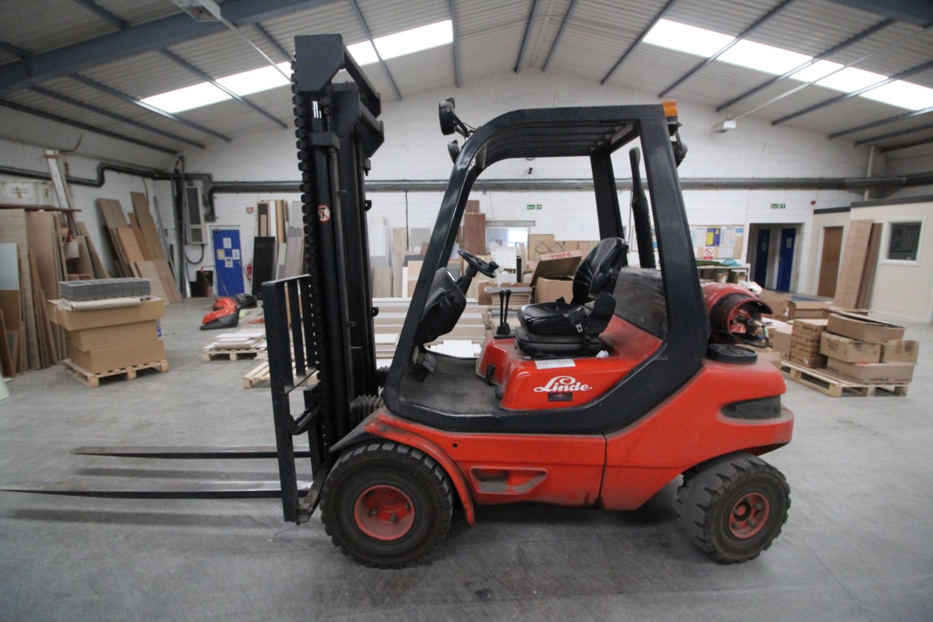 LINDE H30 GAS FIRED 3-TONNE CAPACITY FORKLIFT, 1664 RECORDED HOURS ON CLOCK, SERIAL NO. - Image 2 of 6