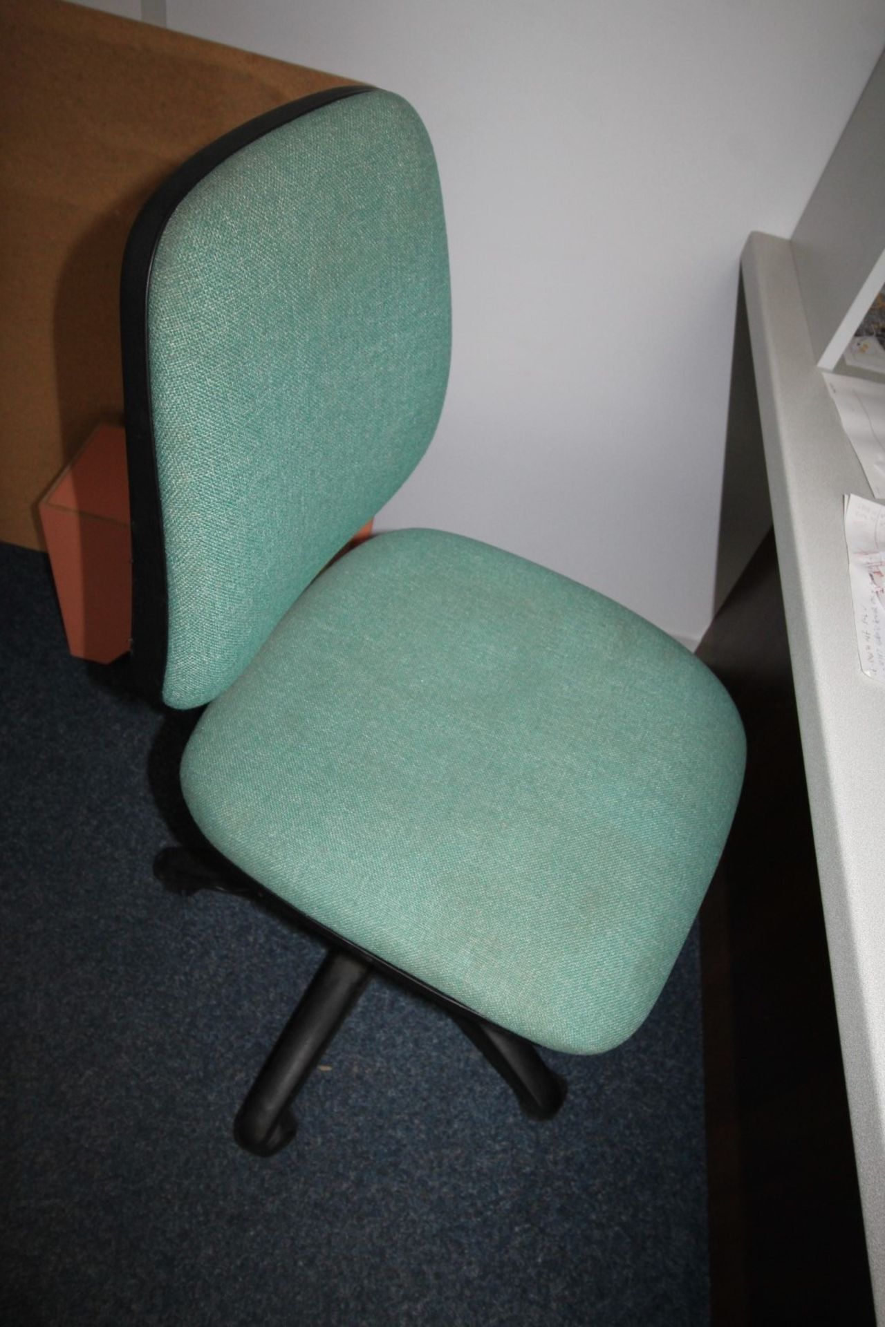 7 SWIVEL CHAIRS INC. 2 BLACK HIGHBACK, 3 GREEN TYPISTS, 1 BLUE HIGHBACK & 1 RED HIGHBACK - Image 4 of 5