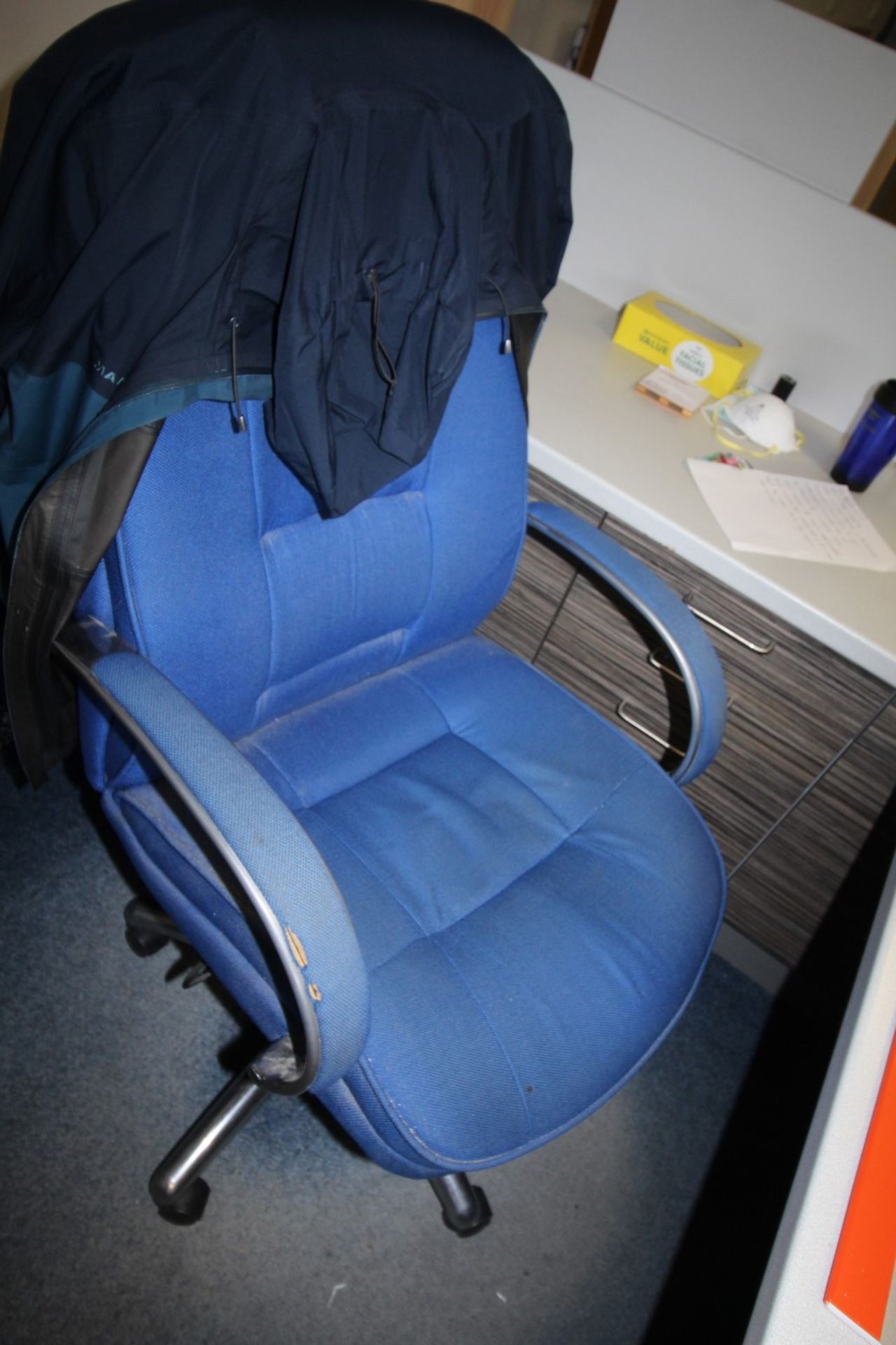 7 SWIVEL CHAIRS INC. 2 BLACK HIGHBACK, 3 GREEN TYPISTS, 1 BLUE HIGHBACK & 1 RED HIGHBACK - Image 3 of 5