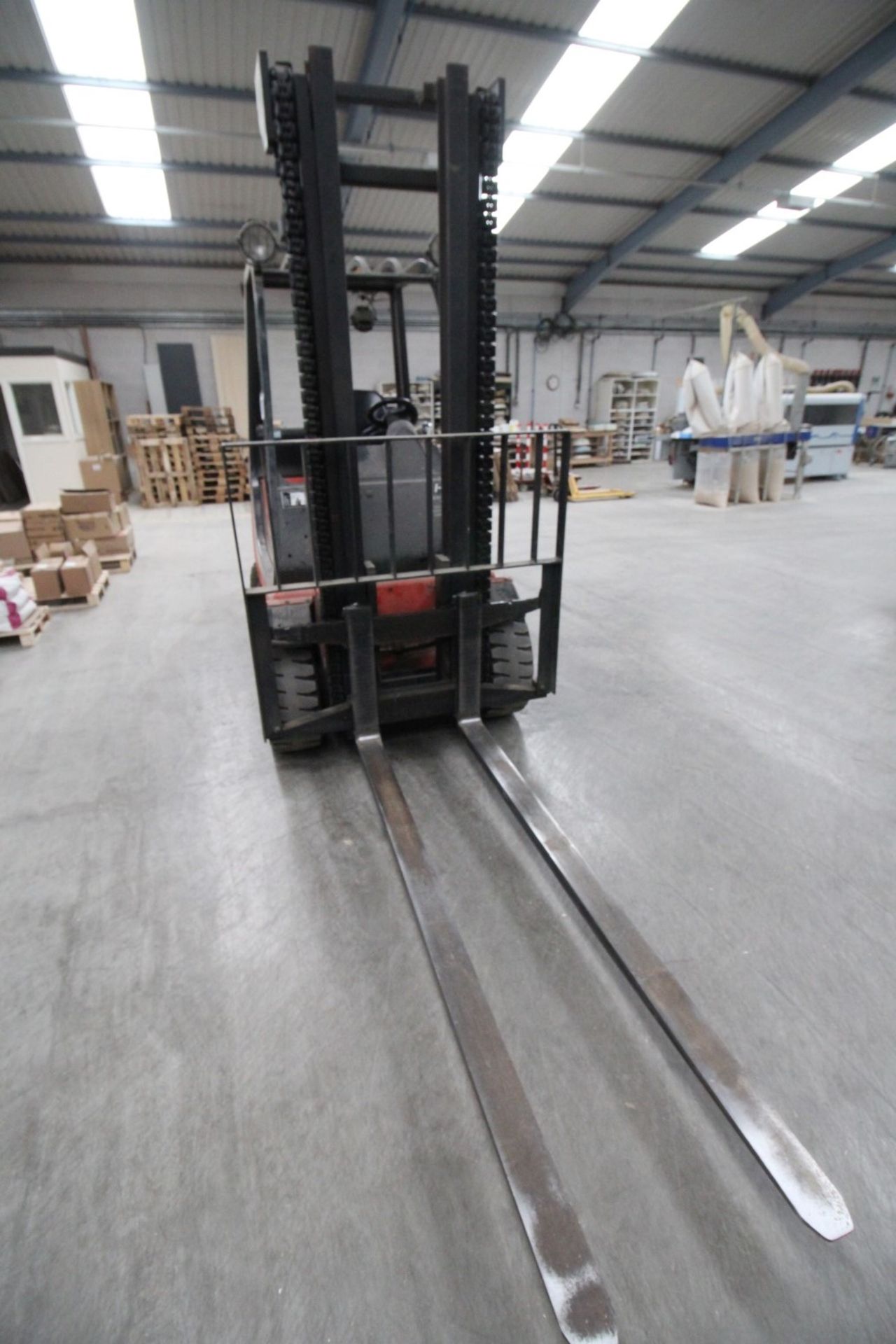 LINDE H30 GAS FIRED 3-TONNE CAPACITY FORKLIFT, 1664 RECORDED HOURS ON CLOCK, SERIAL NO. - Image 4 of 6
