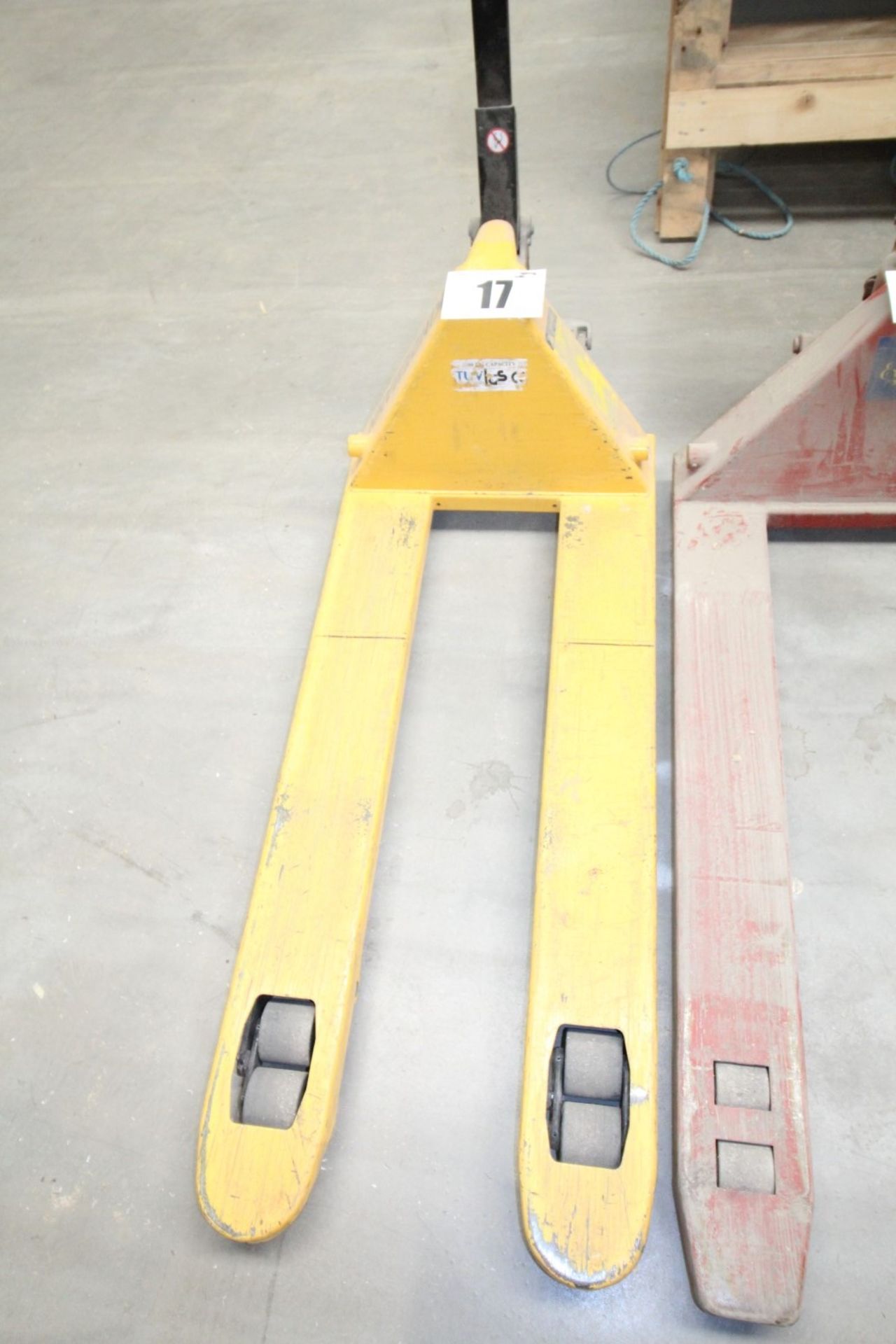 KINDEMANN YELLOW PAINTED HYDRAULIC PALLET TROLLEY