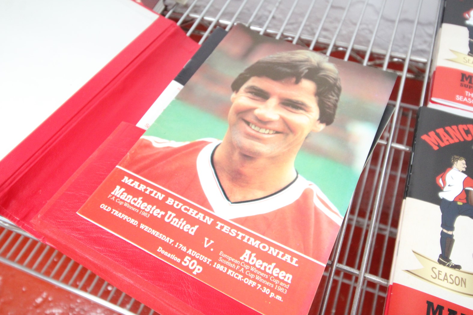 SINGLE RED MANCHESTER UNITED MATCH DAY PROGRAM FOLDER, SEASON 1983 / 84, AND CONTENTS OF 25x PLUS - Image 2 of 2