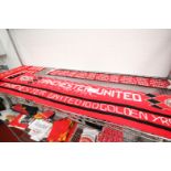 CONTENTS ON SHELF OF 5x VARIOUS MANCHESTER UNITED SCARVES, INCLUDING KNITTED SCARF