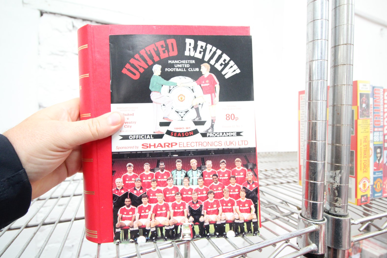 SINGLE RED MANCHESTER UNITED MATCH DAY PROGRAM FOLDER, SEASON 1990 / 91, AND CONTENTS OF 25x PLUS - Image 2 of 2