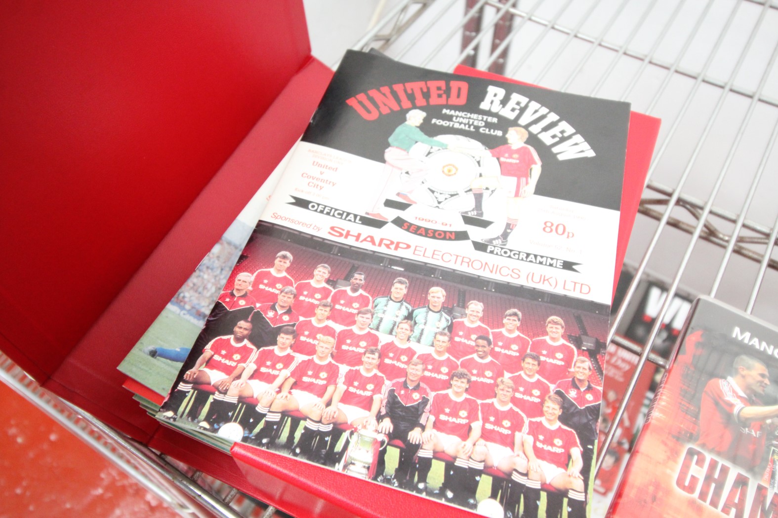 SINGLE RED MANCHESTER UNITED MATCH DAY PROGRAM FOLDER, SEASON 1991, CONTENTS APPROXIMATELY 20x - Image 2 of 2