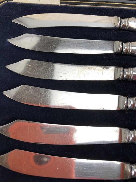 Set of six silver handled fish knives in presentation case - Image 3 of 5