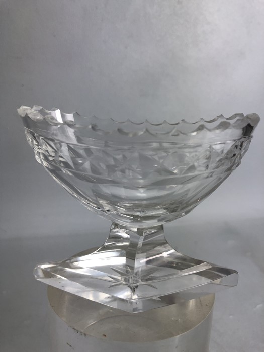 Two Glass Georgian boat shaped salts on stepped bases - Image 5 of 7