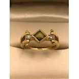 18ct Gold peridot and diamond ring approx 4.5g size 'M'