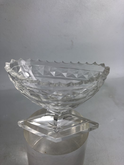 Two Glass Georgian boat shaped salts on stepped bases - Image 4 of 7