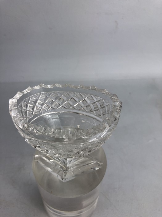 Two Glass Georgian boat shaped salts on stepped bases - Image 3 of 7