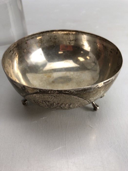 Silver Bowl marked 830 on three feet with embossed image of a castle/keep (approx 93.3g & diam 10. - Image 5 of 6