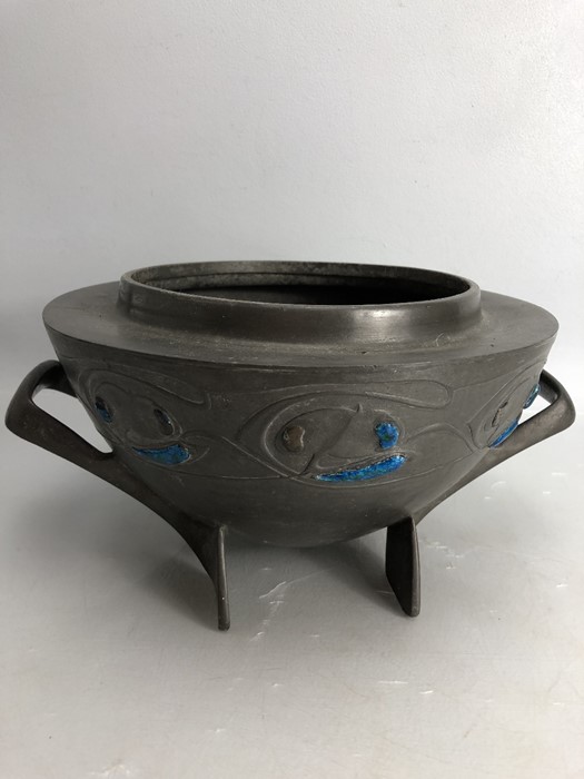 Pewter & Enamel urn with Blue applied enamel and twin handles in the Arts & Crafts style - Bild 3 aus 6