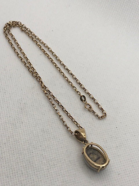 9ct Gold Chain approx 46cm long with Opal pendant in gold mount (Opal 18mm across) - Image 3 of 4