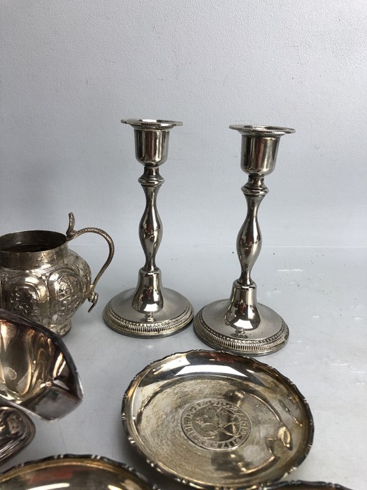 Collection of Silver plated items to include a pair of candlesticks, sauce boats, pin dishes etc... - Image 4 of 8