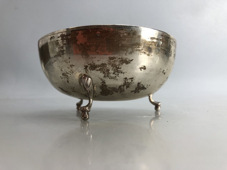 Silver Bowl marked 830 on three feet with embossed image of a castle/keep (approx 93.3g & diam 10. - Image 2 of 6