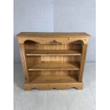 Pine bookcase with three shelves