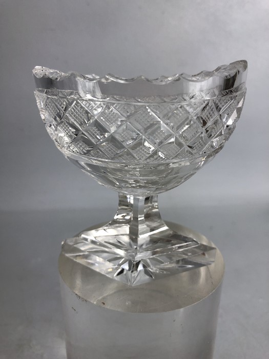 Two Glass Georgian boat shaped salts on stepped bases - Image 2 of 7