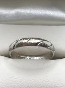 White Gold 18ct fully hallmarked 750 ring size 'R' approx 2.9g