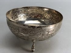 Silver Bowl marked 830 on three feet with embossed band of grapes & vines (approx 115.4g & Diam 10.