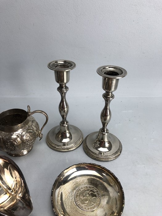 Collection of Silver plated items to include a pair of candlesticks, sauce boats, pin dishes etc... - Image 3 of 8