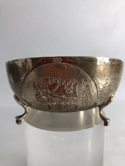 Silver Bowl marked 830 on three feet with embossed image of a castle/keep (approx 93.3g & diam 10. - Image 3 of 6