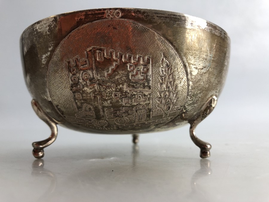 Silver Bowl marked 830 on three feet with embossed image of a castle/keep (approx 93.3g & diam 10.