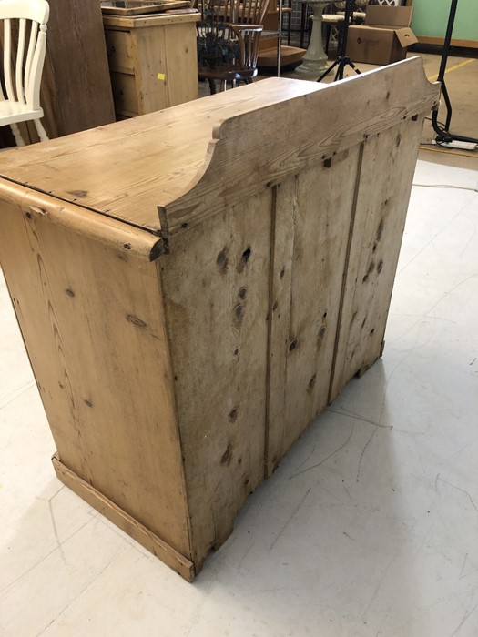 Small antique pine chest of four drawers with upstand, approx 90cm x 46cm x 85cm - Image 7 of 7