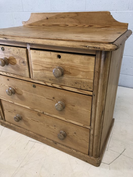 Small antique pine chest of four drawers with upstand, approx 90cm x 46cm x 85cm - Image 6 of 7