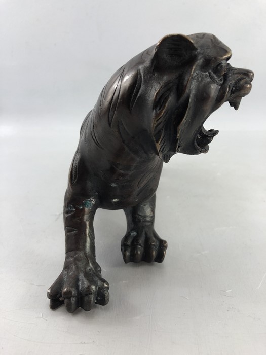 Bronze figure of a tiger, approx 30cm in length - Image 3 of 7