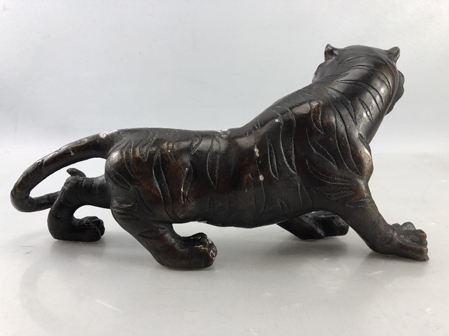 Bronze figure of a tiger, approx 30cm in length - Image 2 of 7