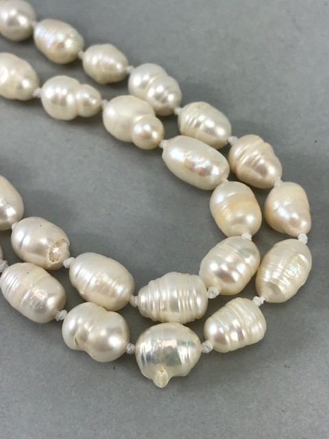 Fresh water Pearl Necklace knotted approx 114cm long with 18ct Gold Earrings set with five - Image 6 of 6