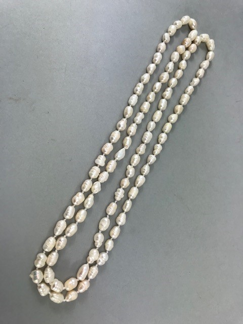 Fresh water Pearl Necklace knotted approx 114cm long with 18ct Gold Earrings set with five - Image 5 of 6