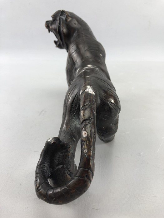 Bronze figure of a tiger, approx 30cm in length - Image 4 of 7