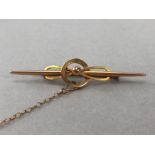 9ct Gold Brooch with 'C' clip and safety chain approx 5cm in length and 2.1g