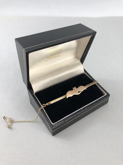 Hallmarked 9ct Gold tie Pin with a bird motif and safety chain total weight approx 7.3g - Image 6 of 7