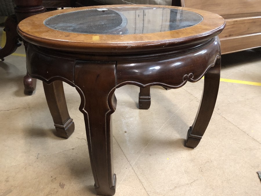Oval coffee table with inset glass top, approx 70cm x 57cm x 54cm tall - Image 3 of 4