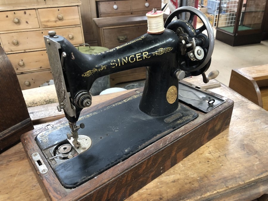 Cased Singer sewing machine with original Singer cardboard box and accessories, serial no. Y1625979 - Image 4 of 5