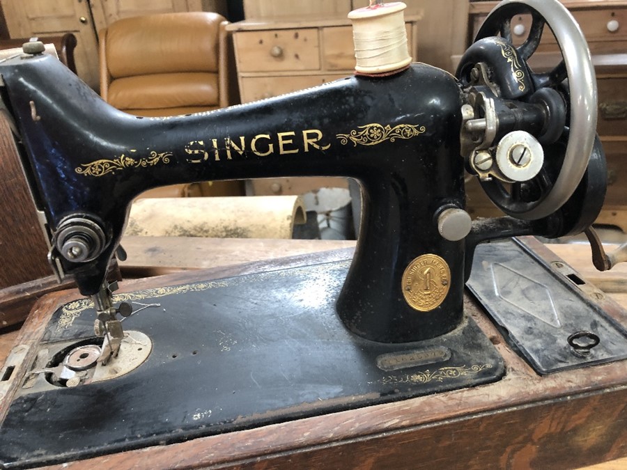 Cased Singer sewing machine with original Singer cardboard box and accessories, serial no. Y1625979 - Image 5 of 5