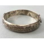 Hallmarked silver bangle with floral decoration (approx 20g & 6m in diameter)